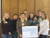 Studierende und Senioren stricken – „WollWerk“ spendet 1800 Euro für die Kindertrauergruppe in Karlsruhe